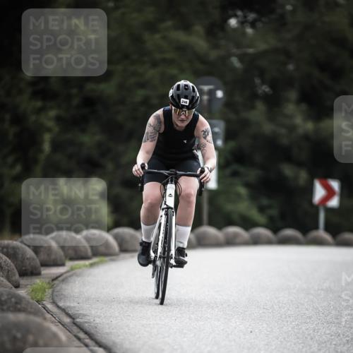 21.06.2026 - 29. Vierlanden-Triathlon H.Heesch http://msf.ph/oto/9910069 21.06.2026 09:30:23 Radfahren 80, 133, 246 meine-sportfotos.de