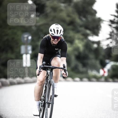 21.06.2026 - 29. Vierlanden-Triathlon H.Heesch http://msf.ph/oto/9911608 21.06.2026 09:43:09 Radfahren 242 meine-sportfotos.de