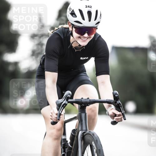 21.06.2026 - 29. Vierlanden-Triathlon H.Heesch http://msf.ph/oto/9911618 21.06.2026 09:43:10 Radfahren 242 meine-sportfotos.de