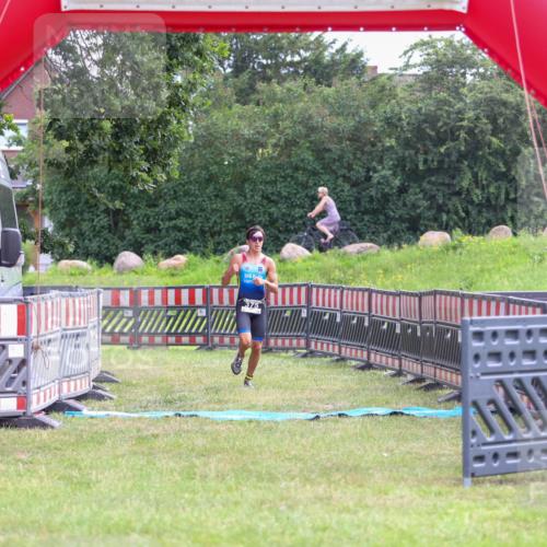 21.06.2026 - 29. Vierlanden-Triathlon Andreas Tolksdorf http://msf.ph/oto/9912721 21.06.2026 10:48:56 Ziel  meine-sportfotos.de