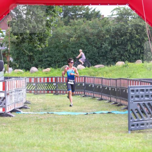 21.06.2026 - 29. Vierlanden-Triathlon Andreas Tolksdorf http://msf.ph/oto/9912724 21.06.2026 10:48:56 Ziel  meine-sportfotos.de