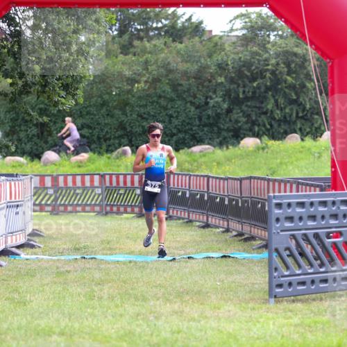 21.06.2026 - 29. Vierlanden-Triathlon Andreas Tolksdorf http://msf.ph/oto/9912730 21.06.2026 10:48:57 Ziel  meine-sportfotos.de