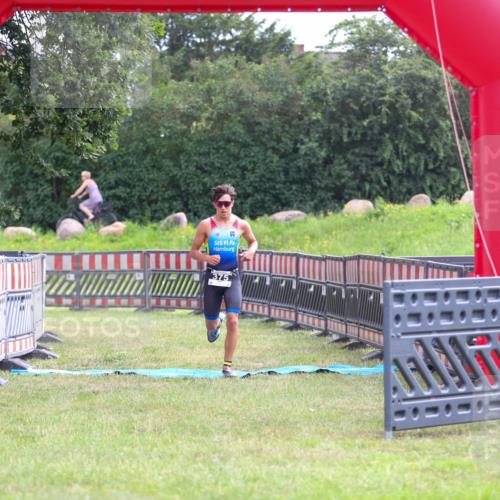 21.06.2026 - 29. Vierlanden-Triathlon Andreas Tolksdorf http://msf.ph/oto/9912732 21.06.2026 10:48:57 Ziel  meine-sportfotos.de