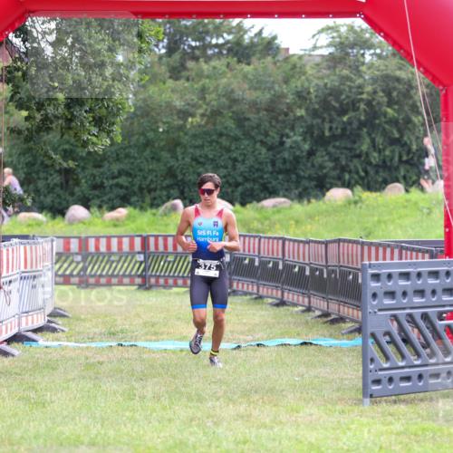 21.06.2026 - 29. Vierlanden-Triathlon Andreas Tolksdorf http://msf.ph/oto/9912738 21.06.2026 10:48:58 Ziel  meine-sportfotos.de