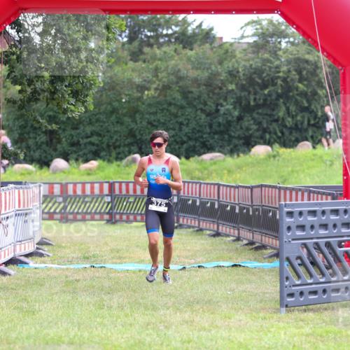 21.06.2026 - 29. Vierlanden-Triathlon Andreas Tolksdorf http://msf.ph/oto/9912739 21.06.2026 10:48:58 Ziel  meine-sportfotos.de