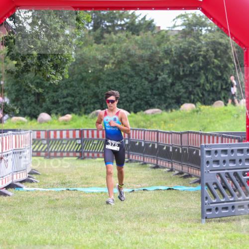 21.06.2026 - 29. Vierlanden-Triathlon Andreas Tolksdorf http://msf.ph/oto/9912741 21.06.2026 10:48:58 Ziel  meine-sportfotos.de