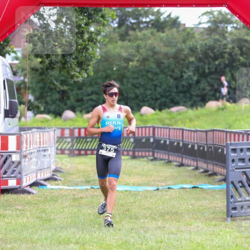 21.06.2026 - 29. Vierlanden-Triathlon Andreas Tolksdorf http://msf.ph/oto/9912750 21.06.2026 10:48:59 Ziel  meine-sportfotos.de