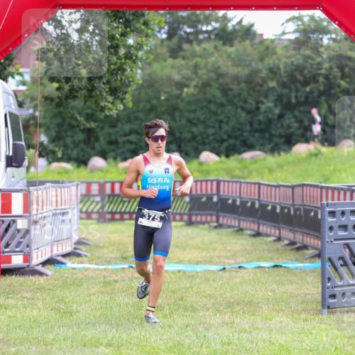 21.06.2026 - 29. Vierlanden-Triathlon Andreas Tolksdorf http://msf.ph/oto/9912751 21.06.2026 10:48:59 Ziel  meine-sportfotos.de
