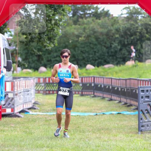 21.06.2026 - 29. Vierlanden-Triathlon Andreas Tolksdorf http://msf.ph/oto/9912754 21.06.2026 10:48:59 Ziel  meine-sportfotos.de