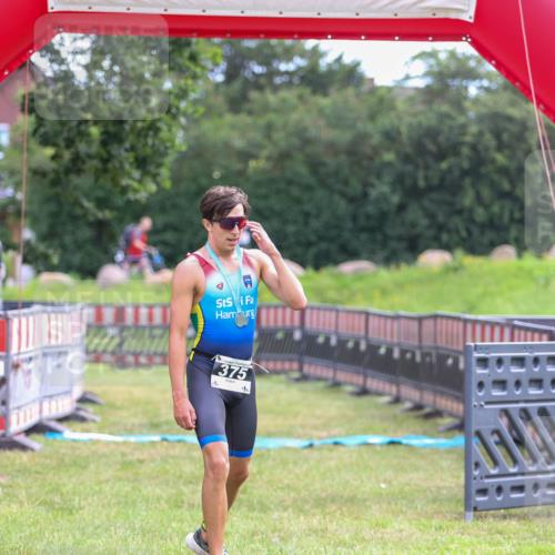 21.06.2026 - 29. Vierlanden-Triathlon Andreas Tolksdorf http://msf.ph/oto/9912758 21.06.2026 10:49:03 Ziel  meine-sportfotos.de