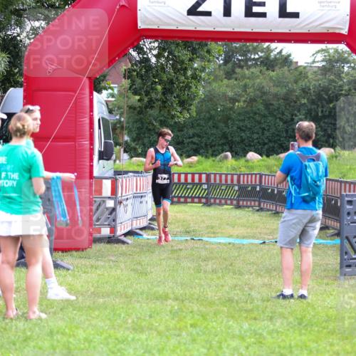 21.06.2026 - 29. Vierlanden-Triathlon Andreas Tolksdorf http://msf.ph/oto/9912773 21.06.2026 10:49:52 Ziel 335 meine-sportfotos.de