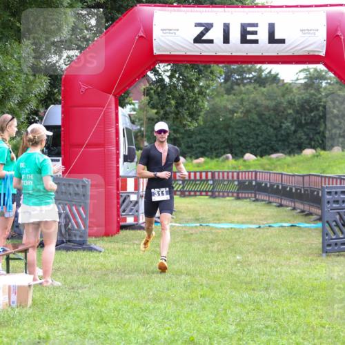 21.06.2026 - 29. Vierlanden-Triathlon Andreas Tolksdorf http://msf.ph/oto/9912803 21.06.2026 10:51:45 Ziel 311 meine-sportfotos.de