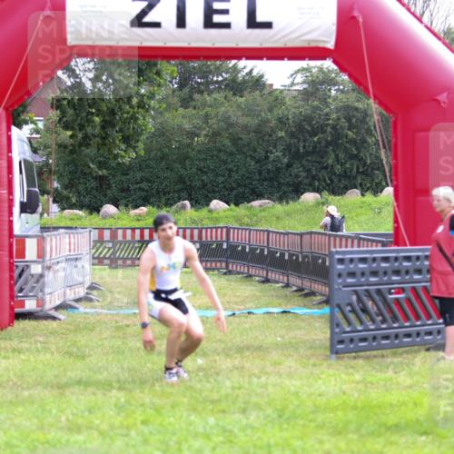 21.06.2026 - 29. Vierlanden-Triathlon Andreas Tolksdorf http://msf.ph/oto/9912832 21.06.2026 10:52:15 Ziel  meine-sportfotos.de