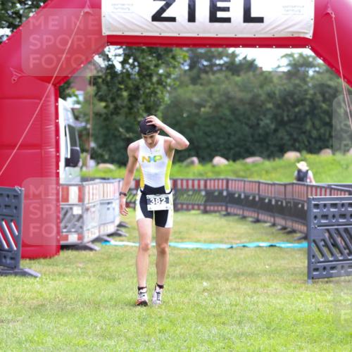 21.06.2026 - 29. Vierlanden-Triathlon Andreas Tolksdorf http://msf.ph/oto/9912838 21.06.2026 10:52:16 Ziel  meine-sportfotos.de