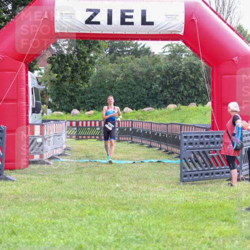 21.06.2026 - 29. Vierlanden-Triathlon Andreas Tolksdorf http://msf.ph/oto/9912860 21.06.2026 10:54:15 Ziel  meine-sportfotos.de
