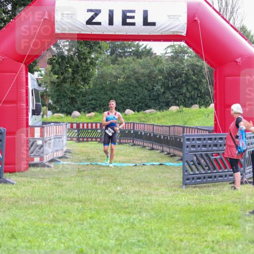 21.06.2026 - 29. Vierlanden-Triathlon Andreas Tolksdorf http://msf.ph/oto/9912863 21.06.2026 10:54:15 Ziel  meine-sportfotos.de