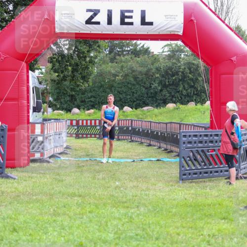 21.06.2026 - 29. Vierlanden-Triathlon Andreas Tolksdorf http://msf.ph/oto/9912866 21.06.2026 10:54:15 Ziel  meine-sportfotos.de