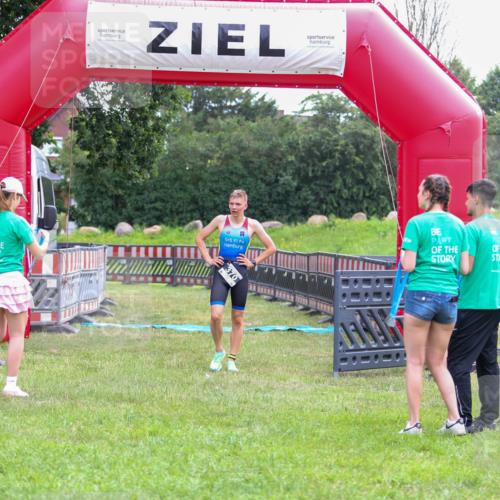21.06.2026 - 29. Vierlanden-Triathlon Andreas Tolksdorf http://msf.ph/oto/9912881 21.06.2026 10:54:20 Ziel  meine-sportfotos.de