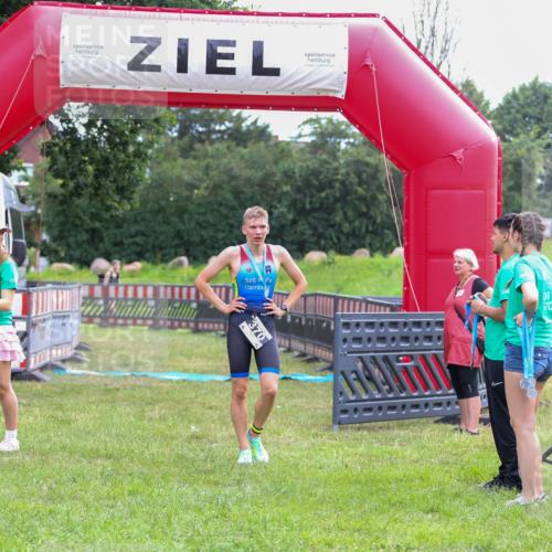 21.06.2026 - 29. Vierlanden-Triathlon Andreas Tolksdorf http://msf.ph/oto/9912892 21.06.2026 10:54:25 Ziel  meine-sportfotos.de