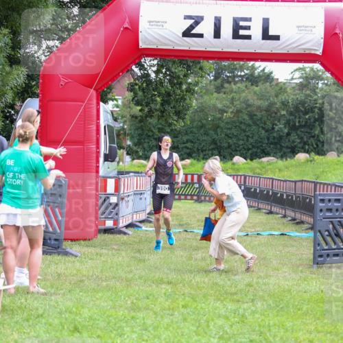 21.06.2026 - 29. Vierlanden-Triathlon Andreas Tolksdorf http://msf.ph/oto/9912909 21.06.2026 10:55:26 Ziel  meine-sportfotos.de