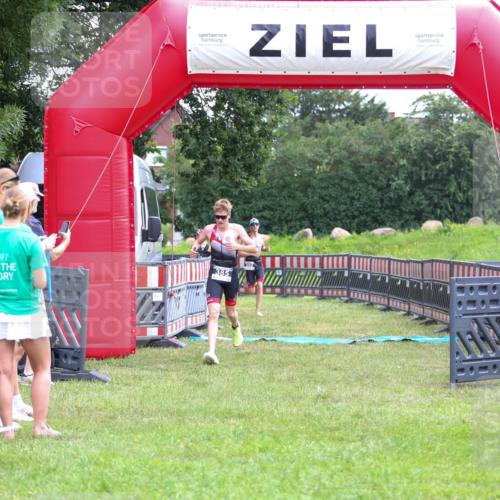 21.06.2026 - 29. Vierlanden-Triathlon Andreas Tolksdorf http://msf.ph/oto/9912921 21.06.2026 10:55:40 Ziel  meine-sportfotos.de