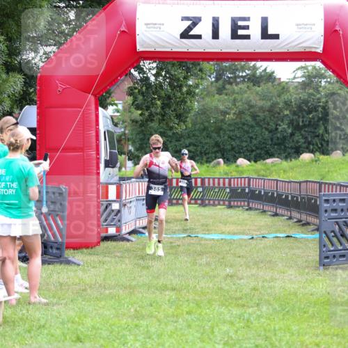 21.06.2026 - 29. Vierlanden-Triathlon Andreas Tolksdorf http://msf.ph/oto/9912927 21.06.2026 10:55:40 Ziel  meine-sportfotos.de
