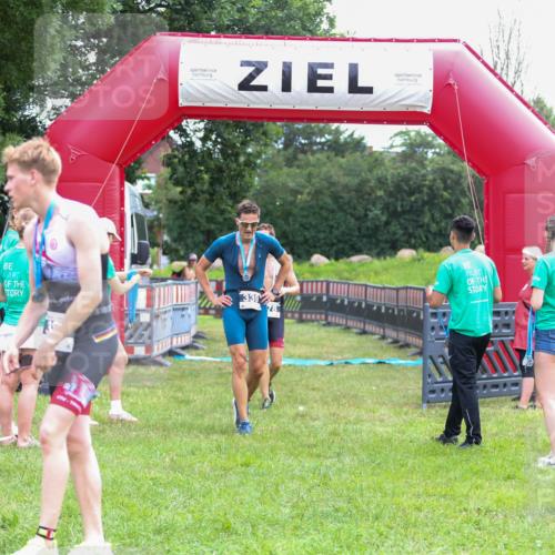 21.06.2026 - 29. Vierlanden-Triathlon Andreas Tolksdorf http://msf.ph/oto/9912952 21.06.2026 10:56:01 Ziel 210 meine-sportfotos.de