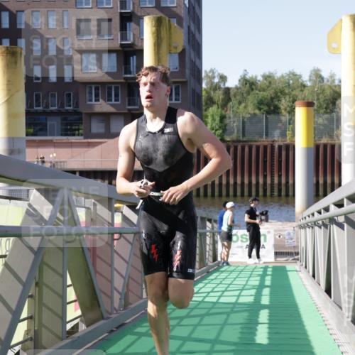 09.08.2026 - GEWOBA Citytriathlon Bremen Yannick Fuchs http://msf.ph/oto/9931465 09.08.2026 10:10:07 Schwimmen 302 meine-sportfotos.de