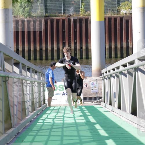 09.08.2026 - GEWOBA Citytriathlon Bremen Yannick Fuchs http://msf.ph/oto/9931479 09.08.2026 10:11:58 Schwimmen 297, 386 meine-sportfotos.de