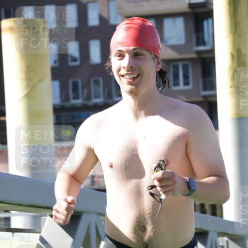 09.08.2026 - GEWOBA Citytriathlon Bremen Yannick Fuchs http://msf.ph/oto/9931724 09.08.2026 10:16:13 Schwimmen 300, 318 meine-sportfotos.de