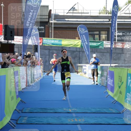 09.08.2026 - GEWOBA Citytriathlon Bremen Yannick Fuchs http://msf.ph/oto/9932062 09.08.2026 11:02:00 Ziel 282, 285 meine-sportfotos.de