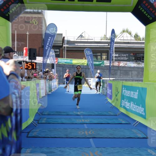 09.08.2026 - GEWOBA Citytriathlon Bremen Yannick Fuchs http://msf.ph/oto/9932064 09.08.2026 11:02:01 Ziel 282, 285 meine-sportfotos.de