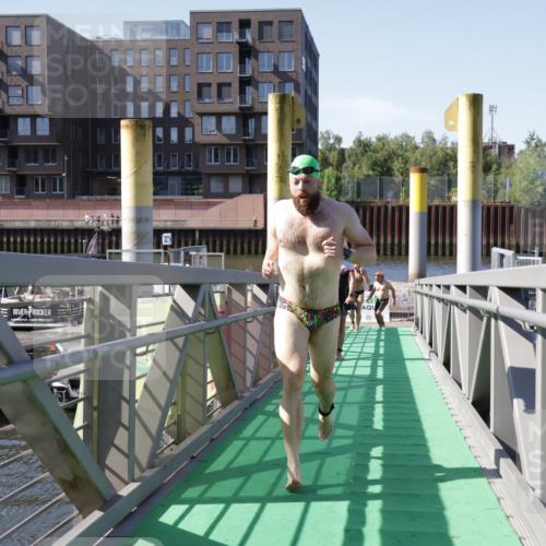 09.08.2026 - GEWOBA Citytriathlon Bremen Yannick Fuchs http://msf.ph/oto/9932385 09.08.2026 10:23:19 Schwimmen 243, 420, 509, 527 meine-sportfotos.de