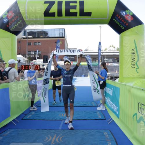 09.08.2026 - GEWOBA Citytriathlon Bremen Yannick Fuchs http://msf.ph/oto/9932486 09.08.2026 11:15:05 Ziel 358 meine-sportfotos.de
