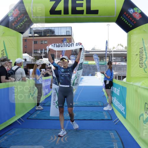 09.08.2026 - GEWOBA Citytriathlon Bremen Yannick Fuchs http://msf.ph/oto/9932493 09.08.2026 11:15:05 Ziel 358 meine-sportfotos.de