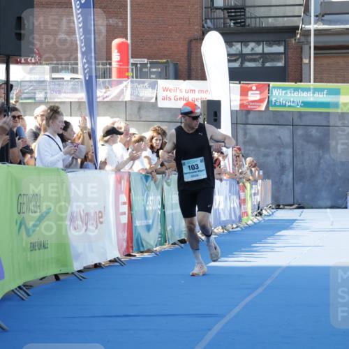 09.08.2026 - GEWOBA Citytriathlon Bremen Yannick Fuchs http://msf.ph/oto/9932660 09.08.2026 11:16:29 Ziel 103 meine-sportfotos.de