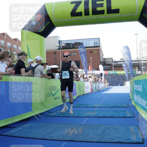 09.08.2026 - GEWOBA Citytriathlon Bremen Yannick Fuchs http://msf.ph/oto/9932673 09.08.2026 11:16:32 Ziel 103 meine-sportfotos.de