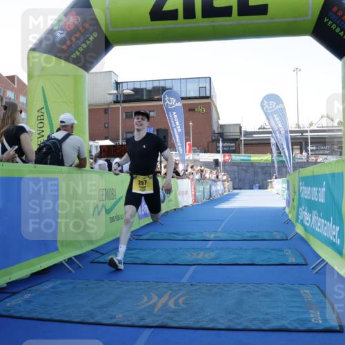 09.08.2026 - GEWOBA Citytriathlon Bremen Yannick Fuchs http://msf.ph/oto/9933082 09.08.2026 11:20:32 Ziel 297 meine-sportfotos.de