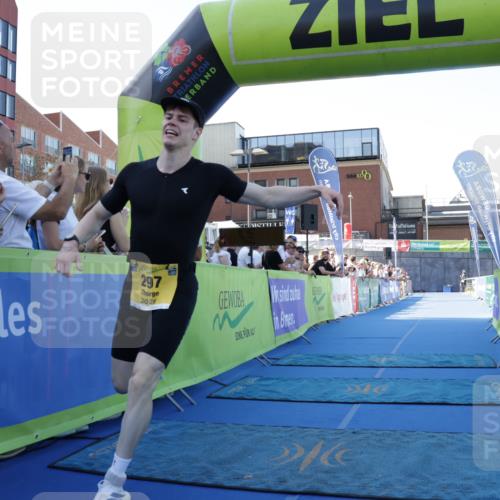 09.08.2026 - GEWOBA Citytriathlon Bremen Yannick Fuchs http://msf.ph/oto/9933087 09.08.2026 11:20:32 Ziel 297 meine-sportfotos.de
