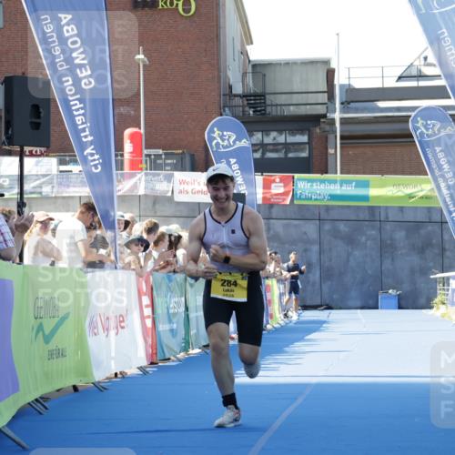 09.08.2026 - GEWOBA Citytriathlon Bremen Yannick Fuchs http://msf.ph/oto/9933241 09.08.2026 11:21:56 Ziel 284 meine-sportfotos.de