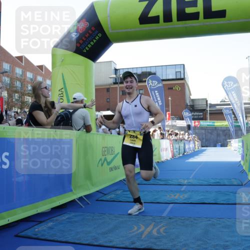 09.08.2026 - GEWOBA Citytriathlon Bremen Yannick Fuchs http://msf.ph/oto/9933250 09.08.2026 11:21:58 Ziel 284 meine-sportfotos.de