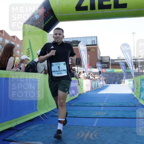 09.08.2026 - GEWOBA Citytriathlon Bremen Yannick Fuchs http://msf.ph/oto/9933551 09.08.2026 11:26:45 Ziel 1 meine-sportfotos.de