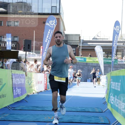 09.08.2026 - GEWOBA Citytriathlon Bremen Yannick Fuchs http://msf.ph/oto/9933624 09.08.2026 11:28:05 Ziel 209, 352 meine-sportfotos.de
