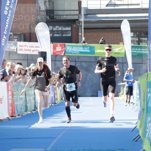 09.08.2026 - GEWOBA Citytriathlon Bremen Yannick Fuchs http://msf.ph/oto/9933644 09.08.2026 11:28:16 Ziel 29 meine-sportfotos.de