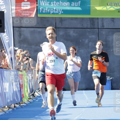 09.08.2026 - GEWOBA Citytriathlon Bremen Yannick Fuchs http://msf.ph/oto/9933660 09.08.2026 11:28:26 Ziel 147, 233 meine-sportfotos.de