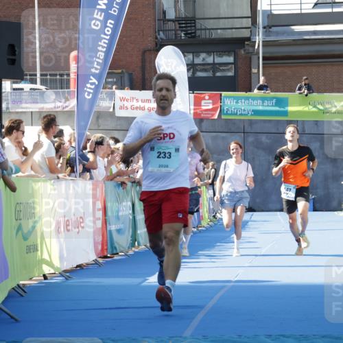09.08.2026 - GEWOBA Citytriathlon Bremen Yannick Fuchs http://msf.ph/oto/9933663 09.08.2026 11:28:28 Ziel 147, 233 meine-sportfotos.de