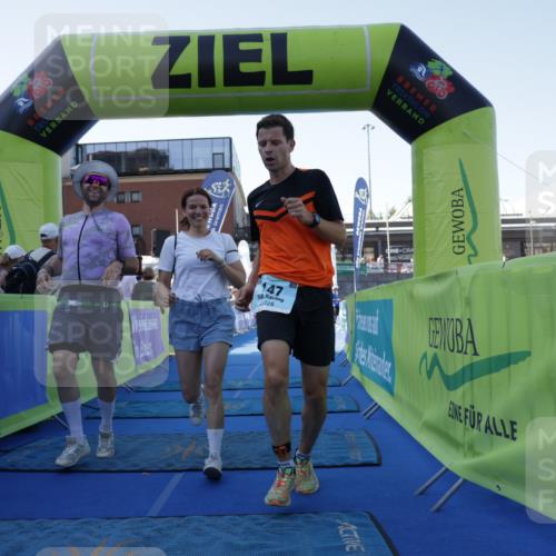 09.08.2026 - GEWOBA Citytriathlon Bremen Yannick Fuchs http://msf.ph/oto/9933672 09.08.2026 11:28:32 Ziel 147, 233 meine-sportfotos.de