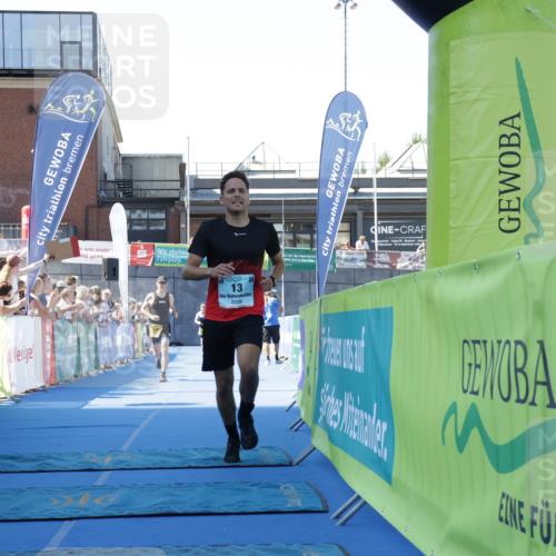 09.08.2026 - GEWOBA Citytriathlon Bremen Yannick Fuchs http://msf.ph/oto/9933713 09.08.2026 11:29:15 Ziel 13, 400 meine-sportfotos.de