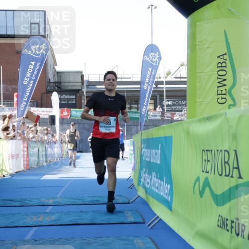 09.08.2026 - GEWOBA Citytriathlon Bremen Yannick Fuchs http://msf.ph/oto/9933714 09.08.2026 11:29:15 Ziel 13, 400 meine-sportfotos.de