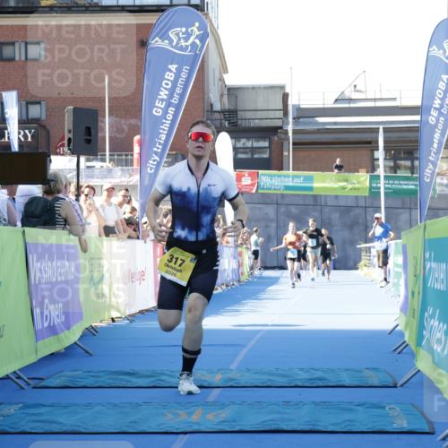 09.08.2026 - GEWOBA Citytriathlon Bremen Yannick Fuchs http://msf.ph/oto/9933728 09.08.2026 11:29:24 Ziel 137, 317 meine-sportfotos.de